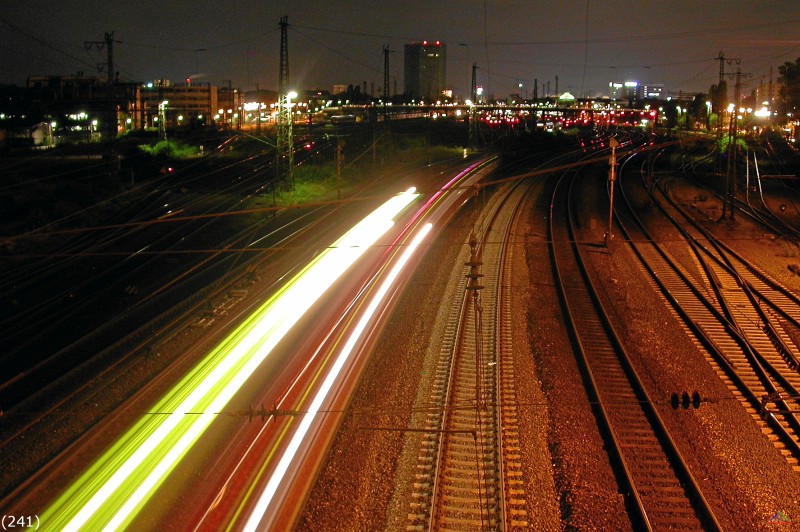 Bahn 241.jpg - Ein Nahverkehrszug von Mannheim Hbf kommend passiert den Neckarauer Übergang.